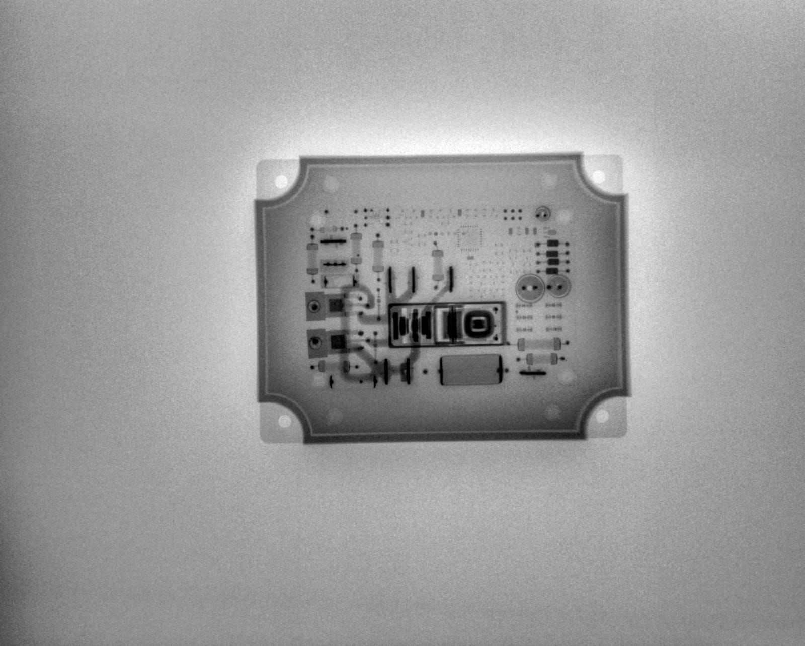 Radiografía industrial de componente electrónico